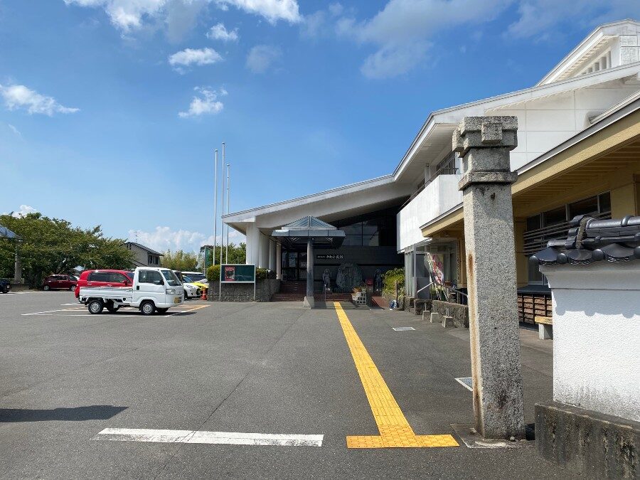 駐車場が満車でも安心！道向かいの豊後高田市中央公民館が自由に停めて良いそうです！