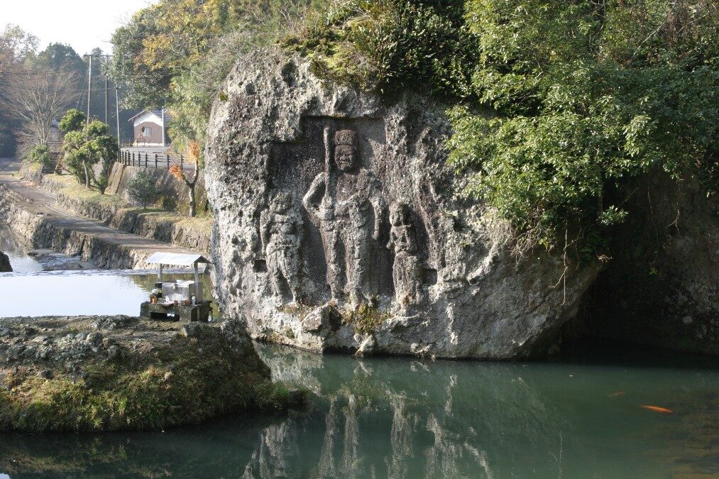 静寂な日中、岩に佇む不動明王。天念寺川中不動の神秘