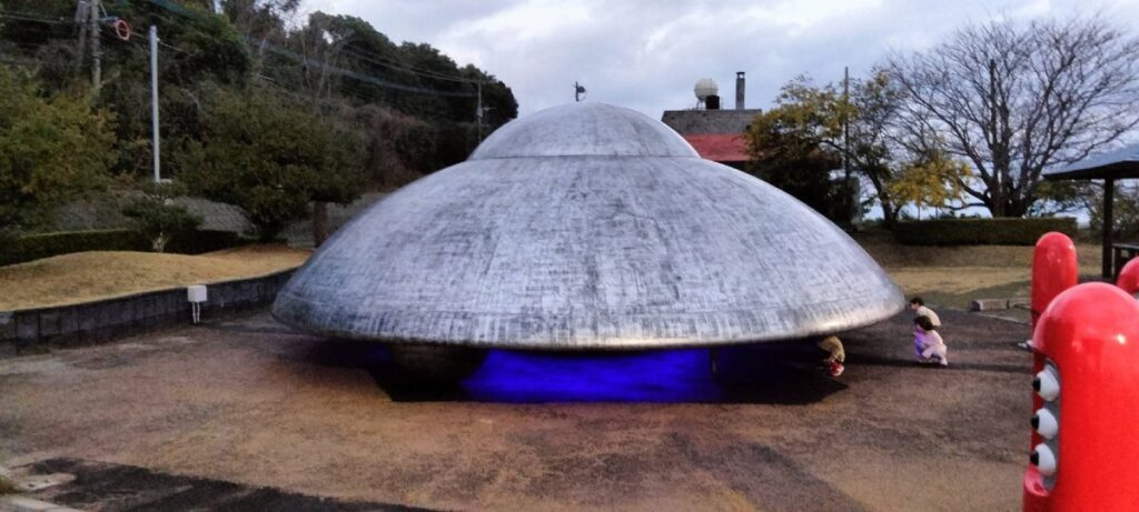 幻想的な夜に浮かぶ宇宙船：大分のUFO『オシロン』の秘密