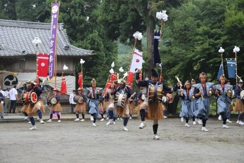 楽庭八幡社で繰り広げられる伝統の響き：吉弘楽の壮大な祭典