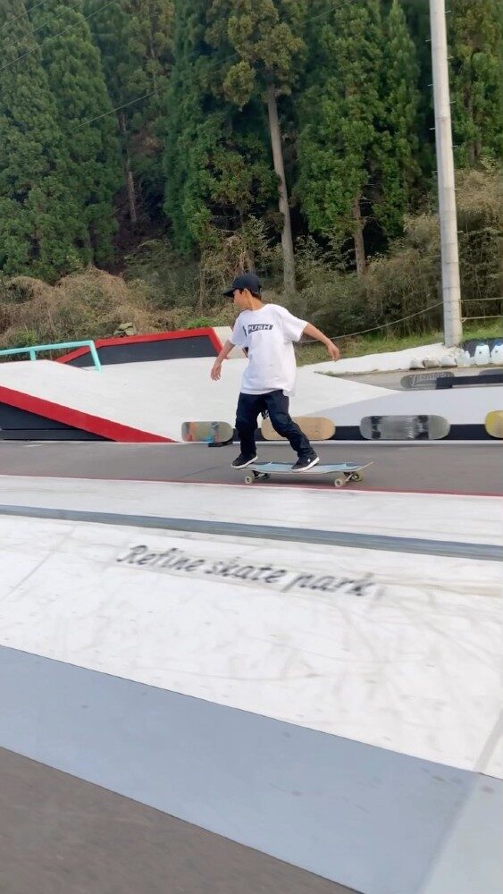 大自然に囲まれた @refine_skatepark リファインスケートパークでロンスケ🛹夕暮れ時の涼しい風が気持ち良かった✨