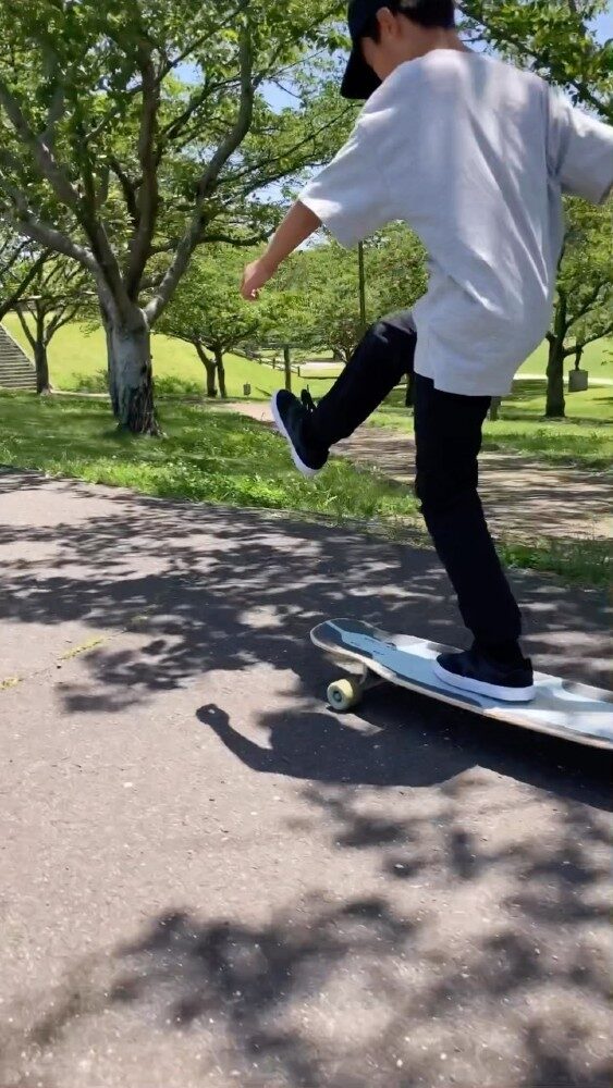 好きな公園が緑いっぱいになってた🛹✨ Tシャツの文字の意味は知らない。