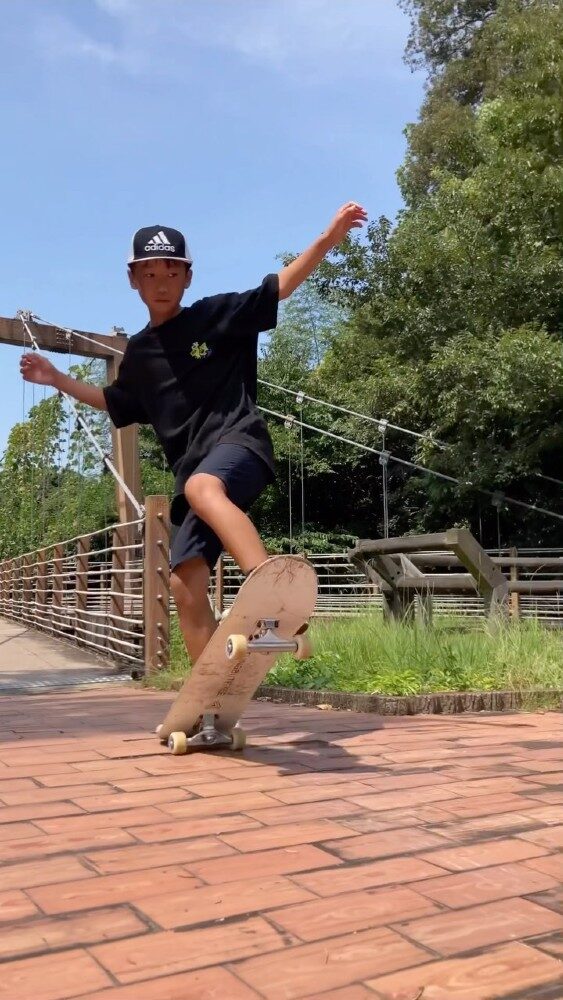 散歩で見つけた小さいスペースでいっぱい滑って遊んだ🛹✨