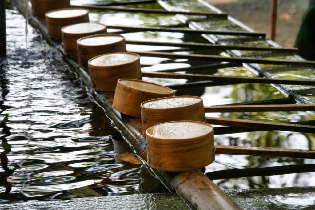 手水舎に並べられた柄杓(ひしゃく)のイメージ