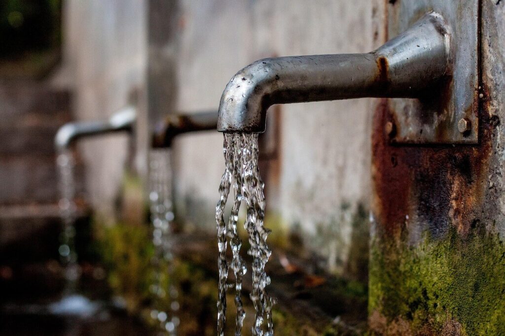 稲積水中鍾乳洞の湧水を引いた古い蛇口。昔の人々の暮らしを支えた清らかな水