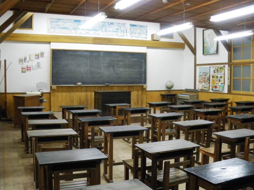 夢町三丁目館の室内展示、昭和初期の小学校教室を再現した机や黒板