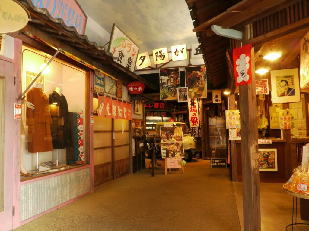 昭和の夢町三丁目館 ― 昭和30~40年代の街並みを再現した通りの展示、マネキンや食堂も並ぶ