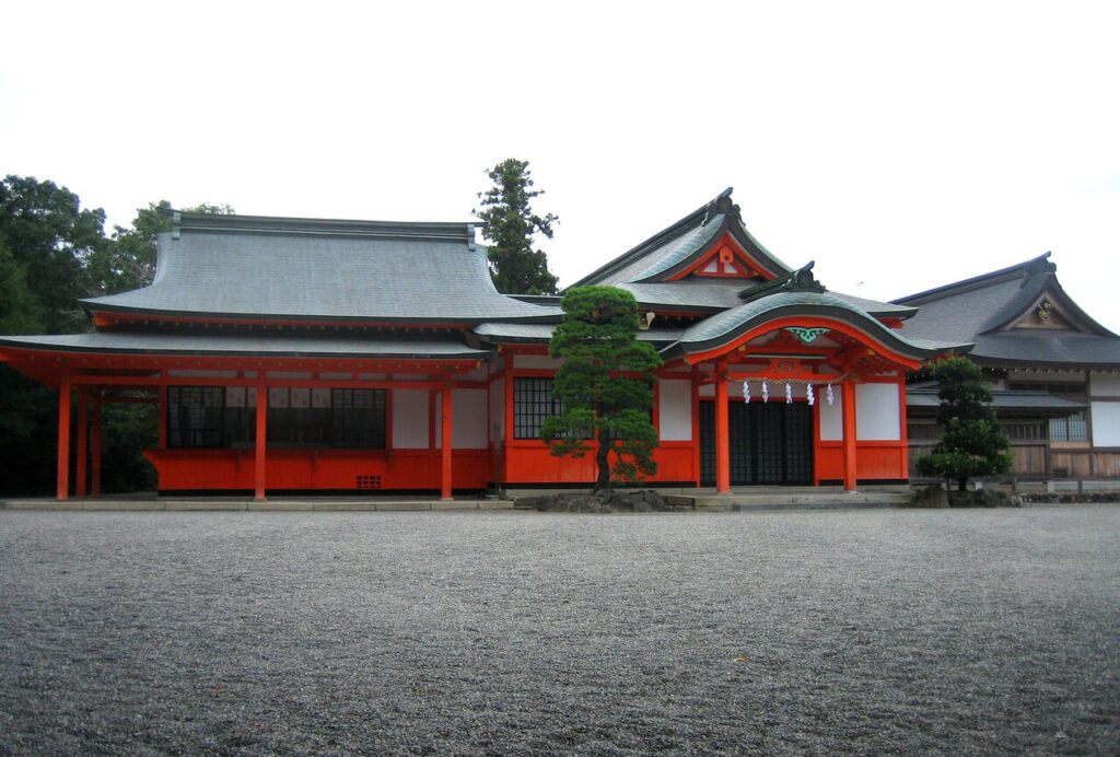 宇佐神宮 春宮神社の社殿正面|境内に点在する歴史ある社殿の一つ