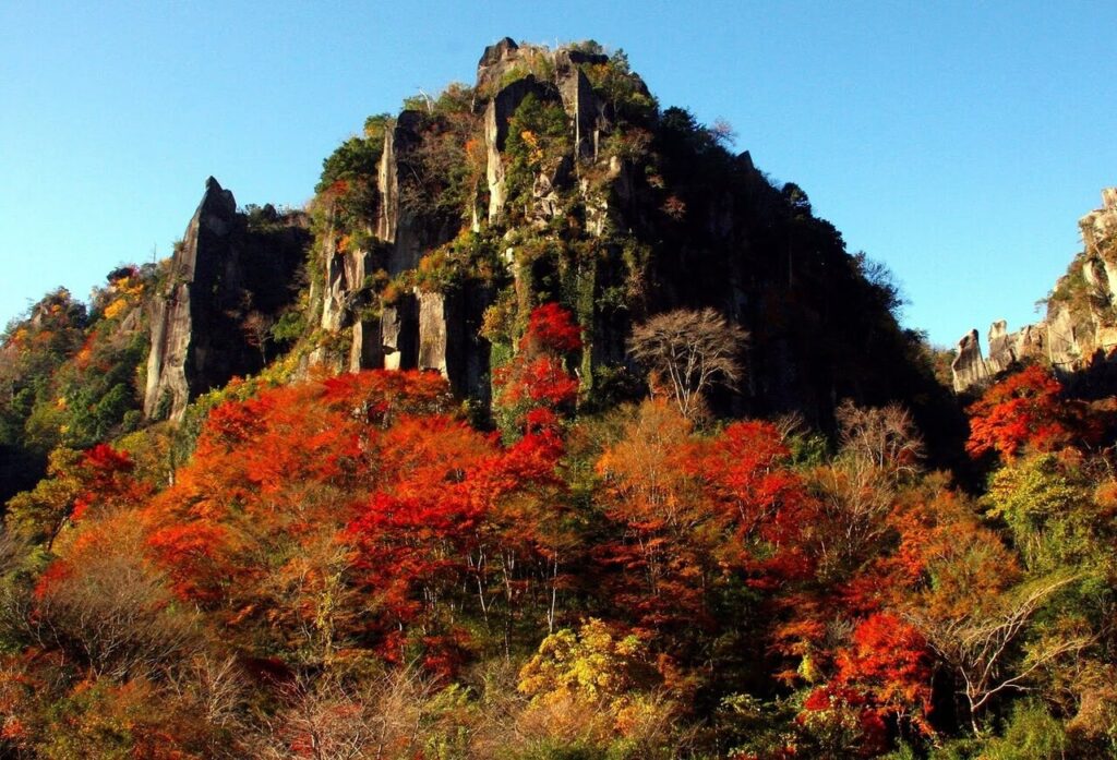 耶馬渓の山に広がる美しい紅葉