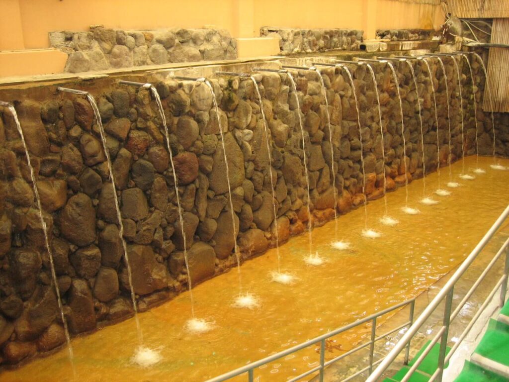 別府・ひょうたん温泉の滝湯|石垣造りで大人数が利用できる名物温泉