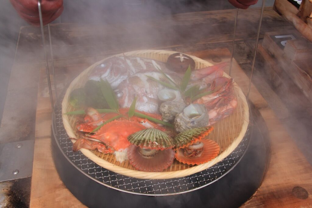 別府・地獄蒸し工房の地獄蒸し料理。鯛、カニ、貝、海老、しいたけを温泉蒸気で蒸した名物グルメ