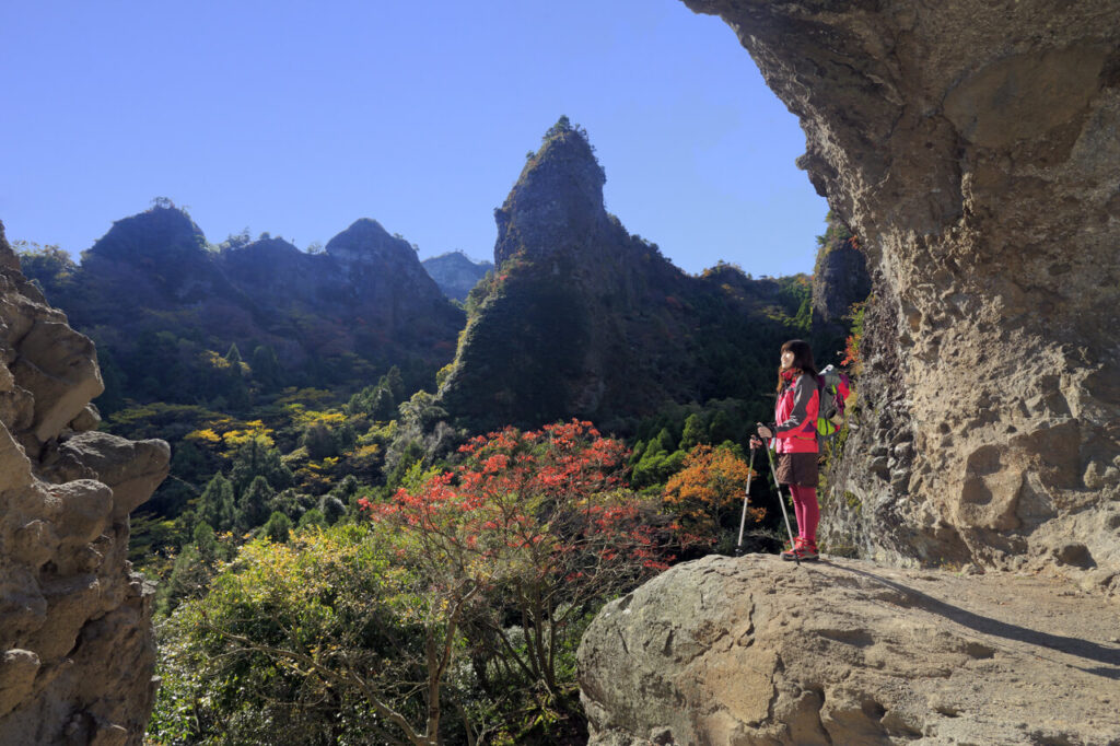 女性がハイキングで山の上から望む、国東のやさしい自然。