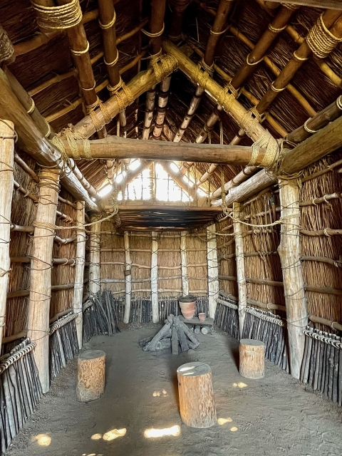 竪穴式住居の内部構造を再現した様子と中央に設けられた炉(いろり)