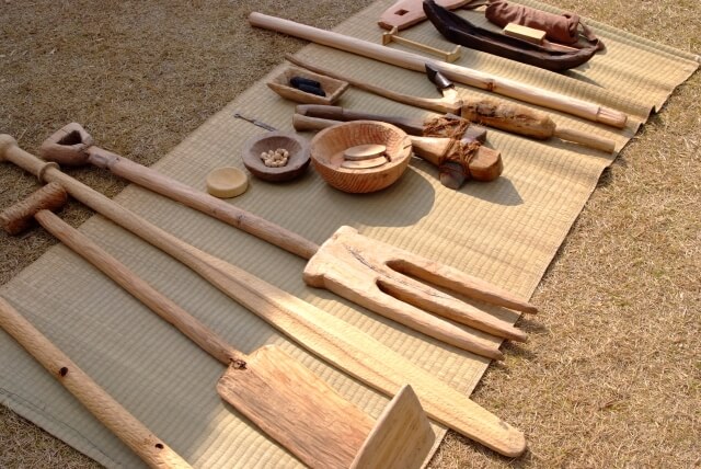 弥生時代の農作業に使われた木製農具を再現した展示例