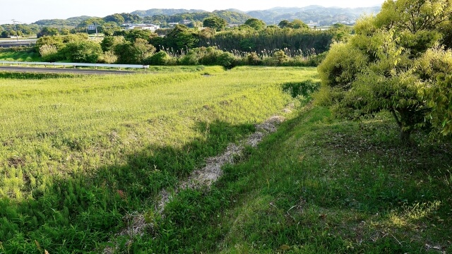 弥生時代の集落を囲む防御施設とされる環濠(溝)の例