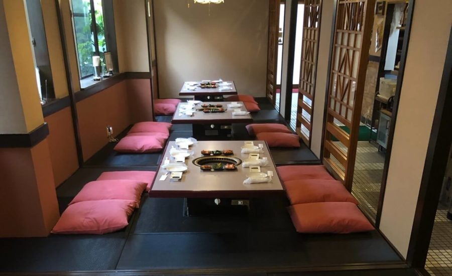別府の老舗焼肉平壌苑の大広間席