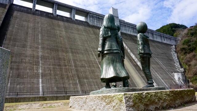 進撃の巨人始まりの地!大山ダム(ウォール・マリア)を見上げるエレン・ミカサ・アルミンの少年期の銅像