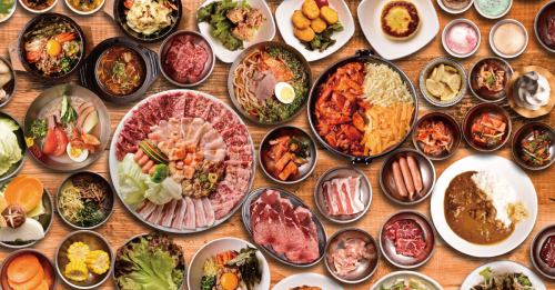 別府の焼肉店韓国苑別府店の焼肉料理がずらりと並ぶ