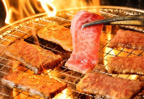 韓国苑別府店で黒毛和牛を炭火焼きする様子