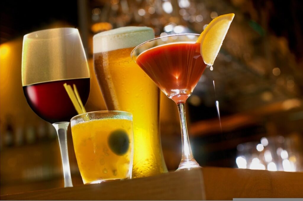 ビールとカクテルのドリンクのイメージ画像