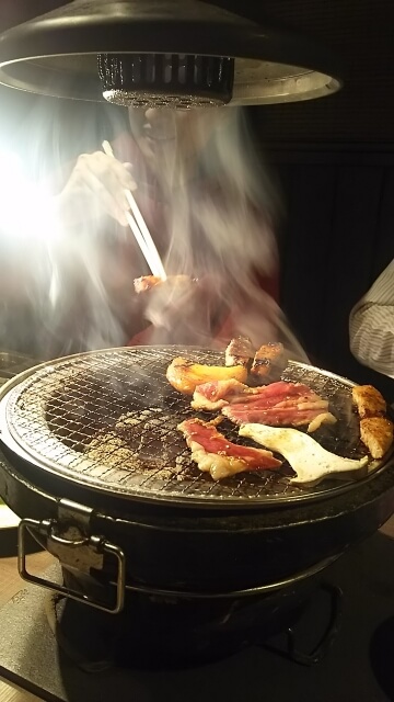 家族で炭火焼肉を楽しむイメージ画像