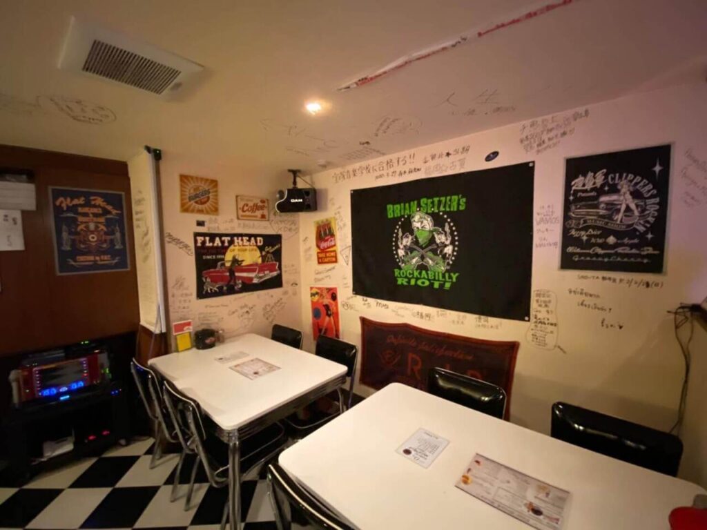 別府DiningBar〜Bombers〜のテーブル席が並ぶ店内