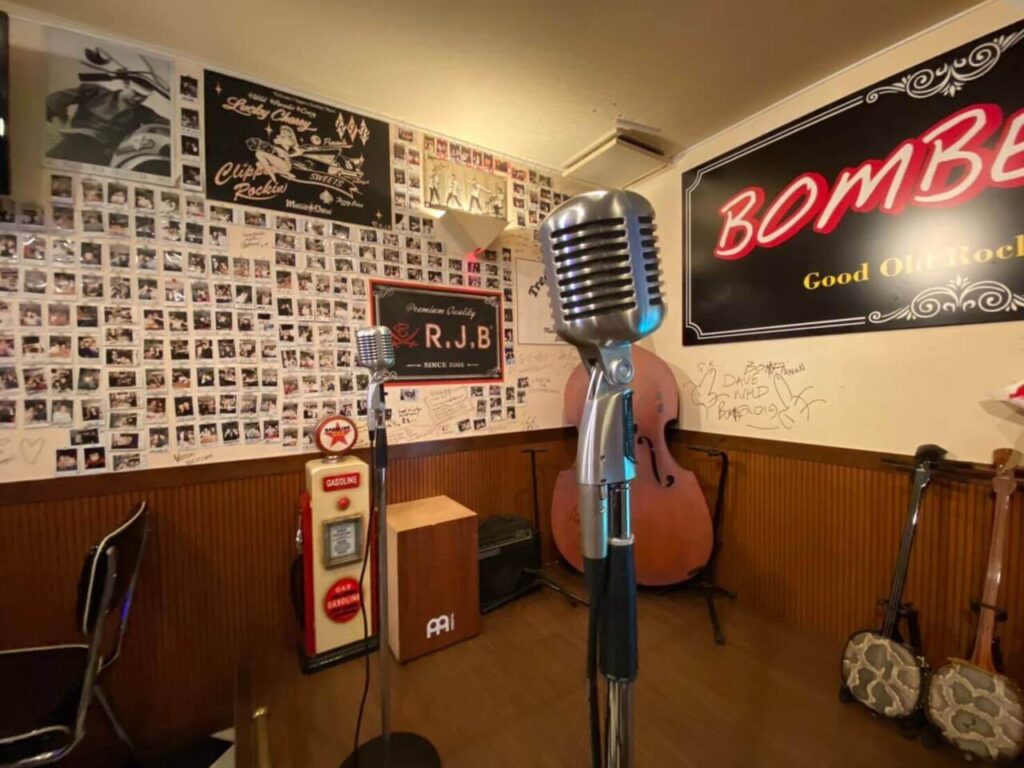 別府のDiningBar〜Bombers〜(ボンバーズ)のステージマイクとオールディーズ楽器