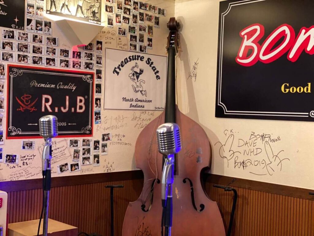 別府DiningBar〜Bombers〜のステージとウッドベース