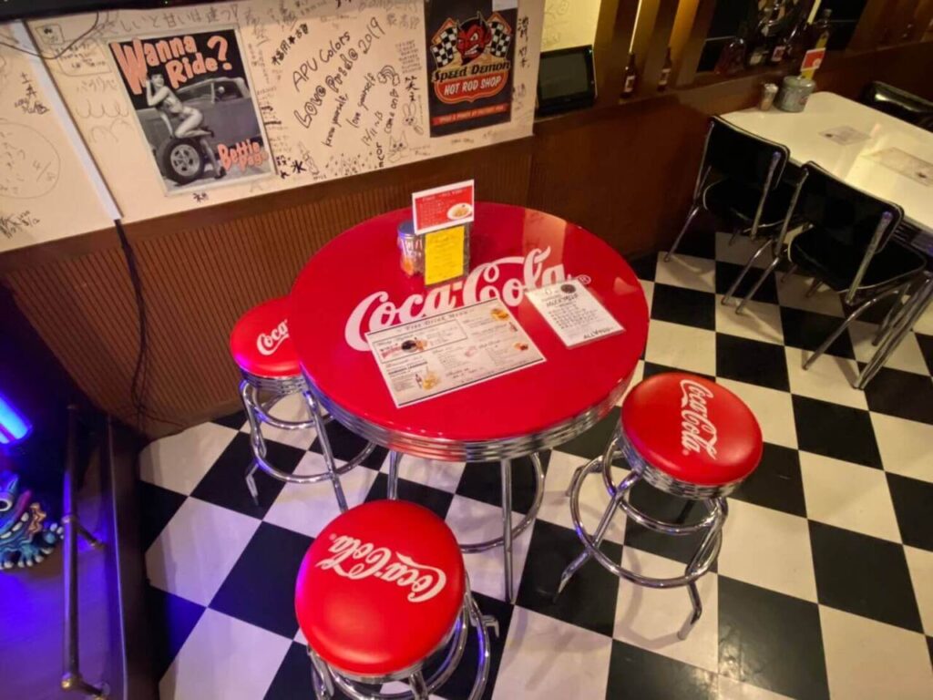 別府のバーBombers店内にあるコカコーラの丸テーブル席