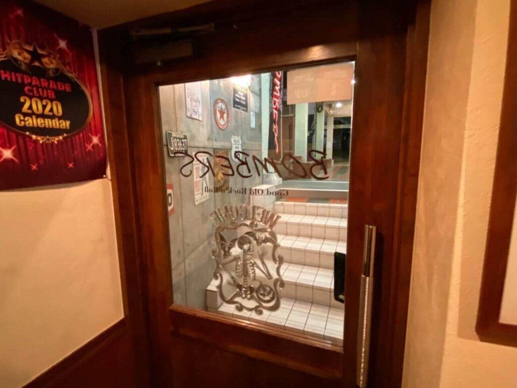 別府のロックバーDiningBar〜Bombers〜(ボンバーズ)の入口看板