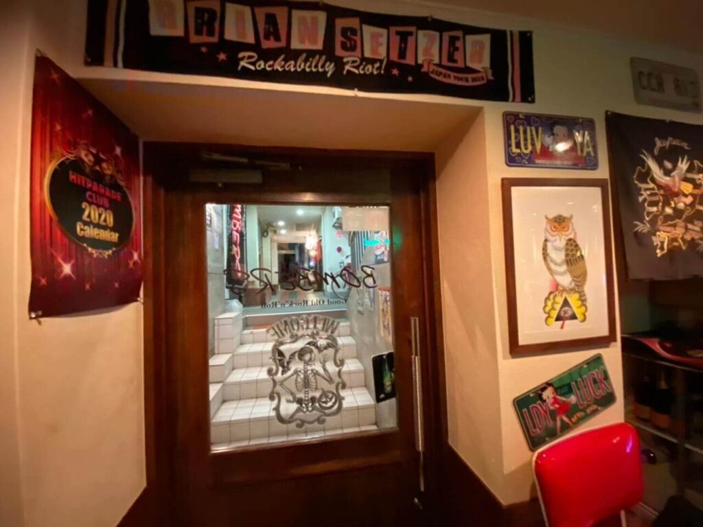 パワースポットDiningBar〜Bombers〜(ボンバーズ)の入口看板(大分県別府市)