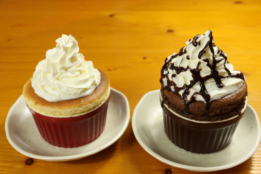 湯布院の人気カフェCafe Duoのスフレケーキ(プレーンとチョコ)