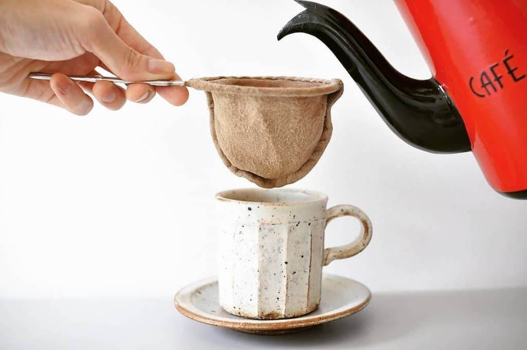 coffee5でネルドリップ抽出されるコーヒー（大分県佐伯市のカフェ）