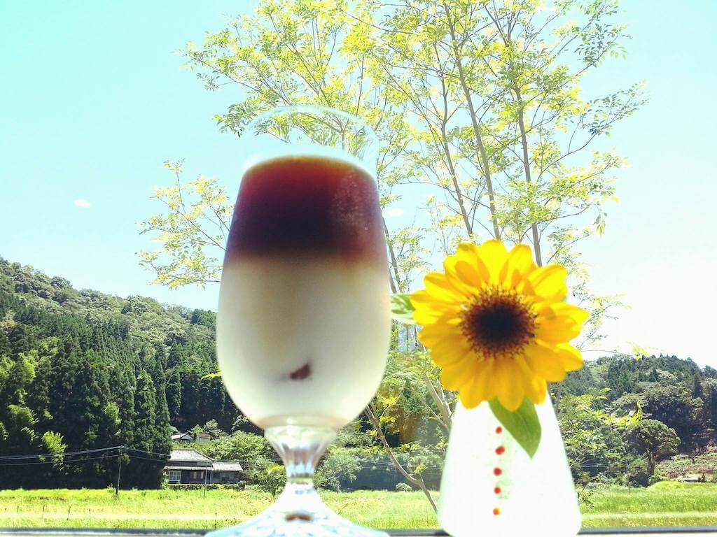 夏のcoffee5、カフェオレと窓越しに青空と緑の景色（大分県佐伯の隠れ家カフェ）