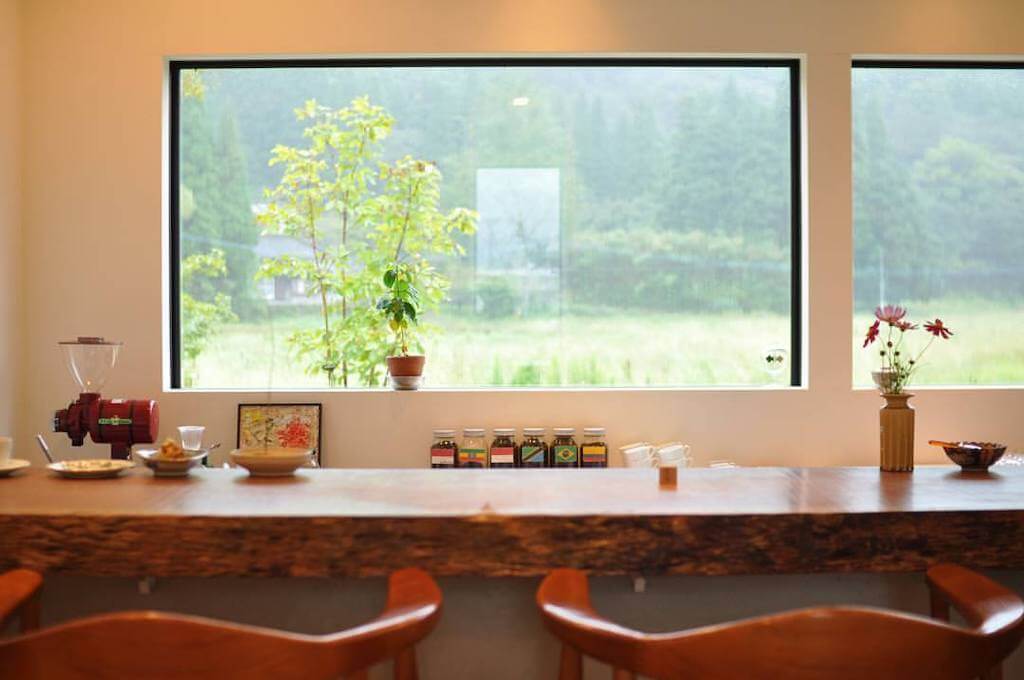 offee5のカウンター席から見える緑の景色（佐伯の隠れ家カフェ）