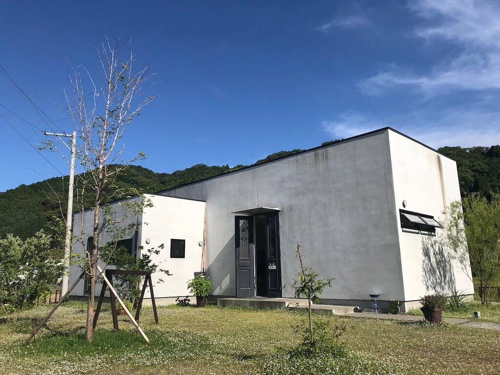 佐伯の自然の中の隠れ家カフェcoffee5の店舗外観
