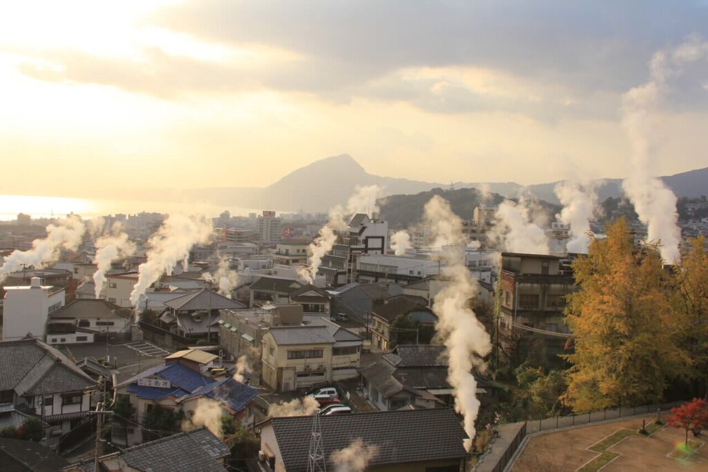 大分県別府市、あちこちから湯煙が立ちのぼる温泉地の夕方の風景