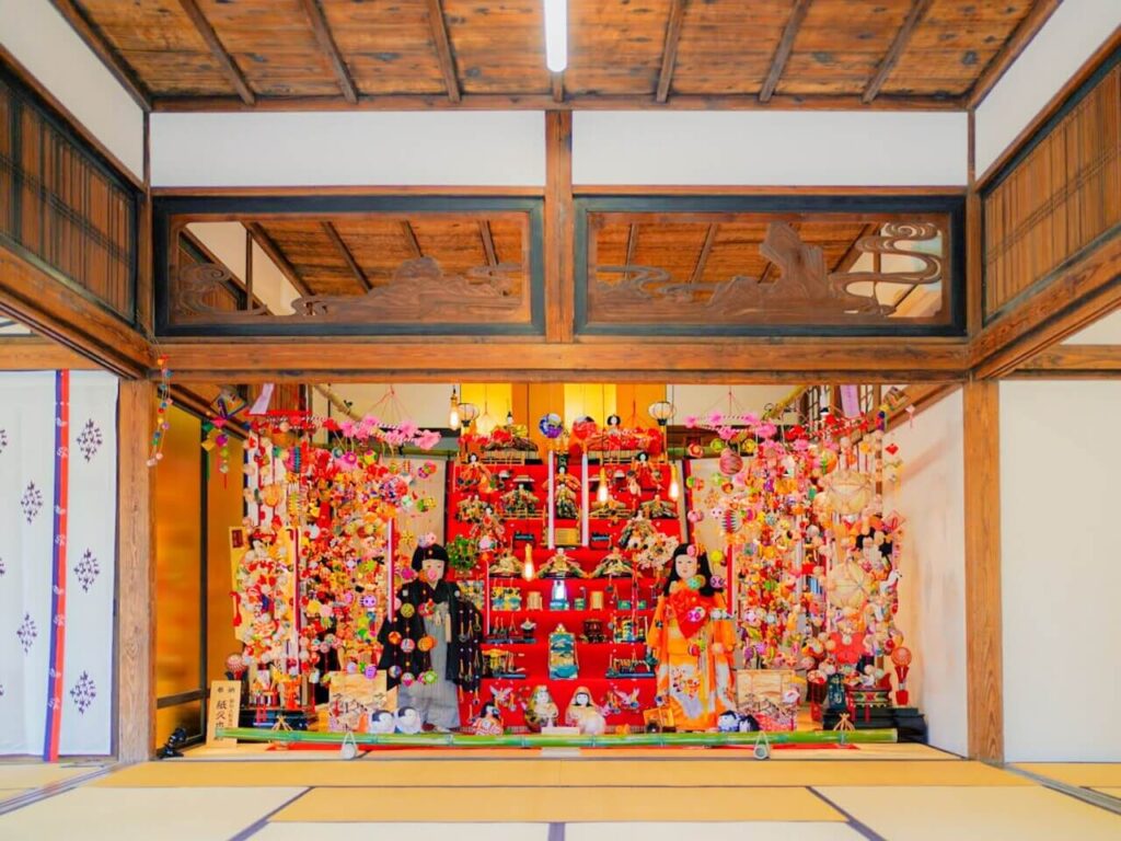 立花誾千代と立花宗茂ゆかりの神社三柱神社に飾られたひな人形