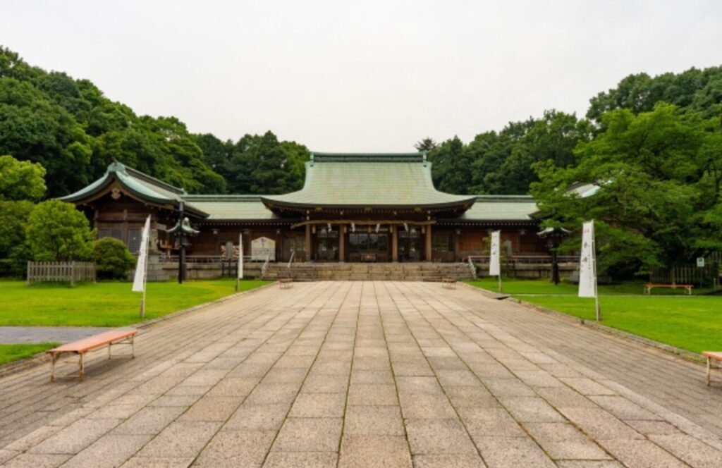 大分市牧・松栄山に鎮座する護国神社の社殿全景