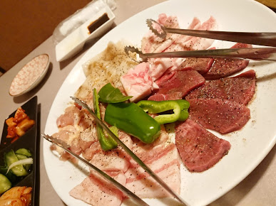 別府平壌苑の牛肉豚肉鶏肉の盛り合わせ