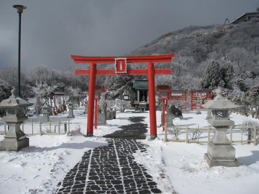 鶴見岳一の鳥居 火男火賣神社の信仰入口とされる赤い鳥居