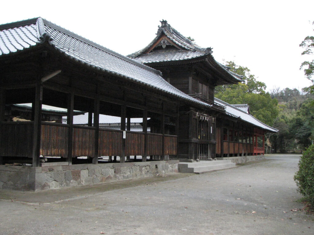 大分県国東市・伊美別宮社の社殿全体、左側から見た静かな神社の風景