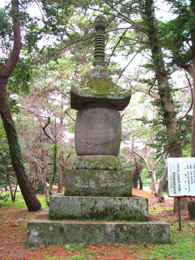 伊美別宮社の境内の国東半島最大級の国東塔(4.81メートル)