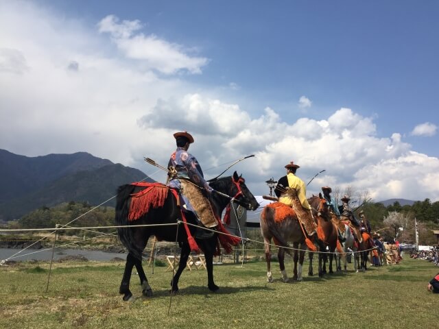 馬に乗った射手が並ぶ流鏑馬行列のイメージ、日本の弓馬神事の風景