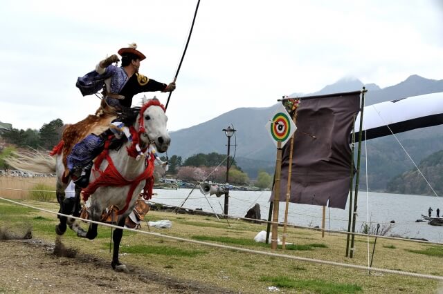 流鏑馬で的を射抜く瞬間のイメージ、日本の伝統武道と神事の風景