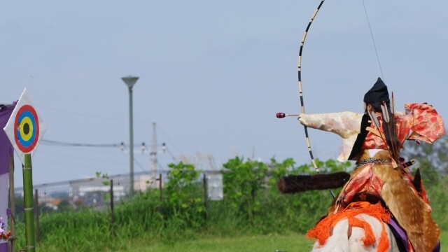 流鏑馬で弓を射る神事のイメージ、日本の伝統行事として知られる武道儀式