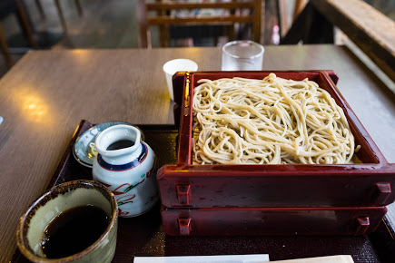 石臼挽き十割そばのざるそば、香り高くのどごしなめらか