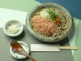 大根おろしをのせたさっぱり味のおろしそば、石臼挽き十割そば使用