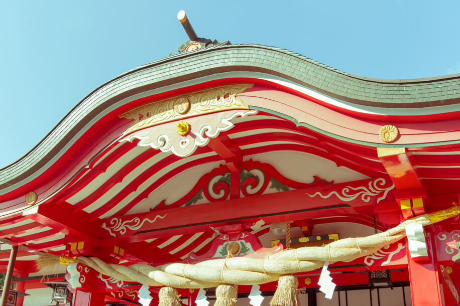 神社の屋根のアップ(下から見上げた構図)