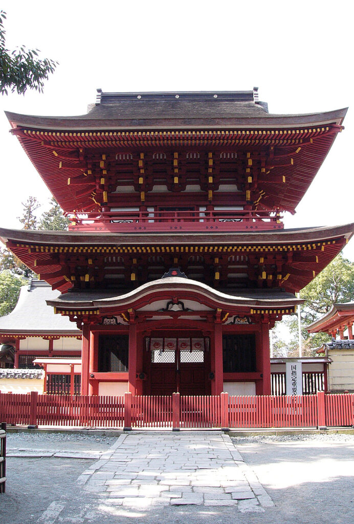 薦神社の立派な神社入り口|勝運や家内安全などのご利益が伝わる八幡信仰の古社